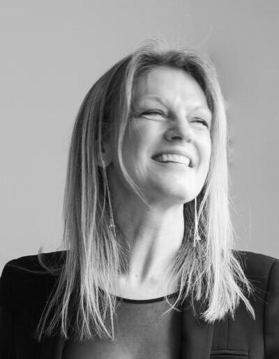 femme cheveux long sur photo noir et blanc